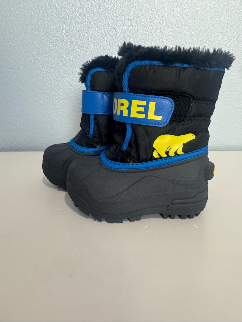 NWOT Sorel Kids Black and Blue Winter Boots with Yellow Polar Bear 7T